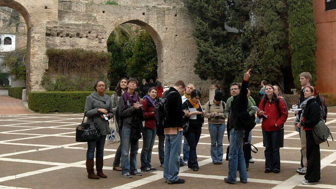 Varios turistas en el Alcázar de Sevilla.