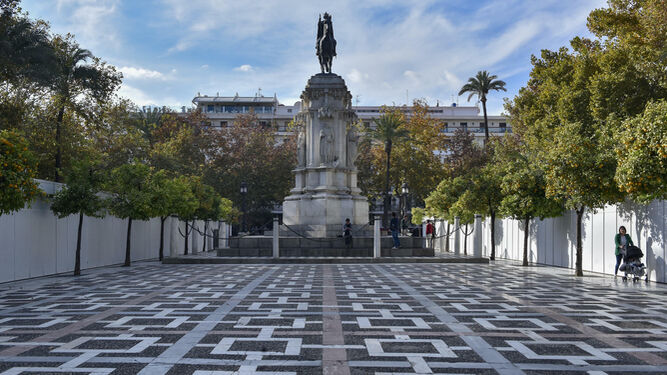 El monumento al rey San Fernando ocupa el centro de la Plaza Nueva.