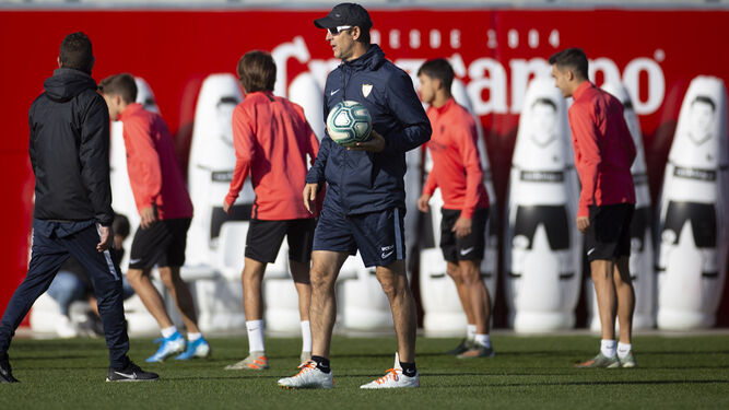 Julen Lopetegui, con un balón en el entrenamiento de ayer del Sevilla FC.