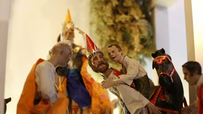 Los Reyes Magos juegan con un niño en el Belén Imaginado de Autismo Sevilla en CaixaBank.