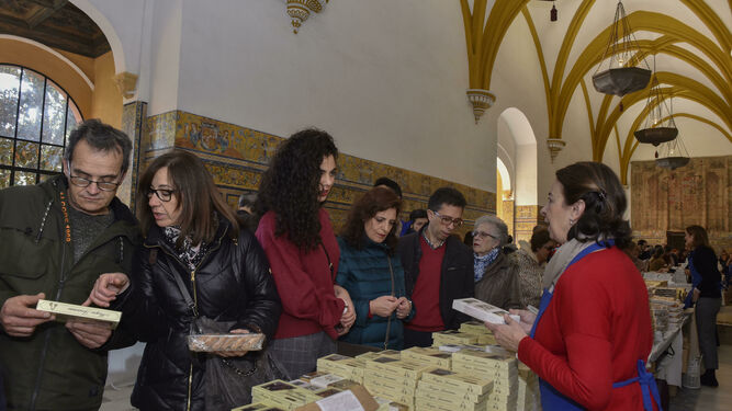 Cientos de sevillanos y turistas acuden estos días a la exposición de dulces conventuales en el Alcázar.