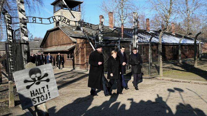 La canciller alemana, Angela Merkel, accede ayer al campo de concentración de Auschwitz junto al primer ministro polaco, Mateusz Morawiecki (2º derecha)