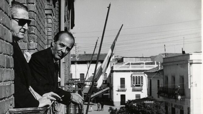 El poeta José María Morón con el pintor E. Monís Mora en el balcón del Ayuntamiento de Nerva durante un homenaje a ambos, en 1958.