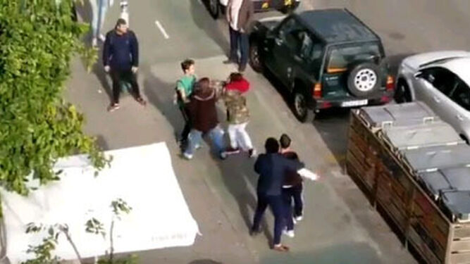 Una captura de uno de los vídeos de la pelea difundido por las redes sociales.