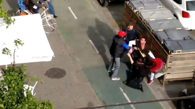 Una captura del vídeo de la pelea difundido por las redes sociales en la que se ven las agresiones.