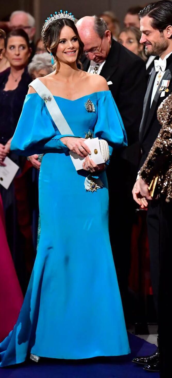 Victoria de Suecia 'patina' con su vestido para los Nobel
