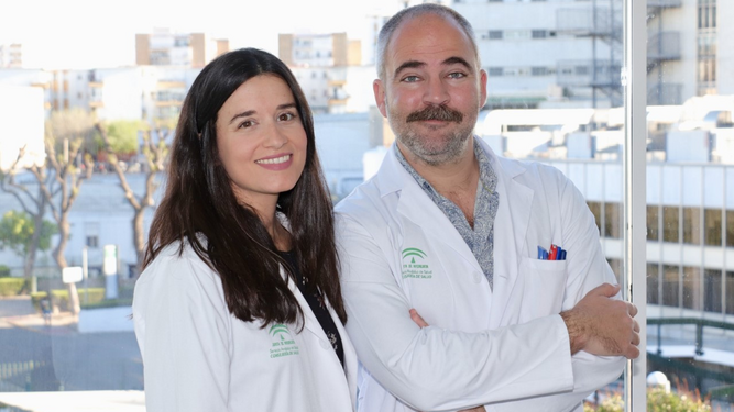 Los doctores Laura Padilla y José de la Torre, responsables del Centro de ITS de Sevilla.