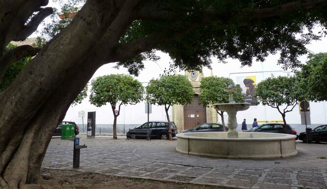 Plaza San Leandro: El Encanto de la 'Pila del Pato'