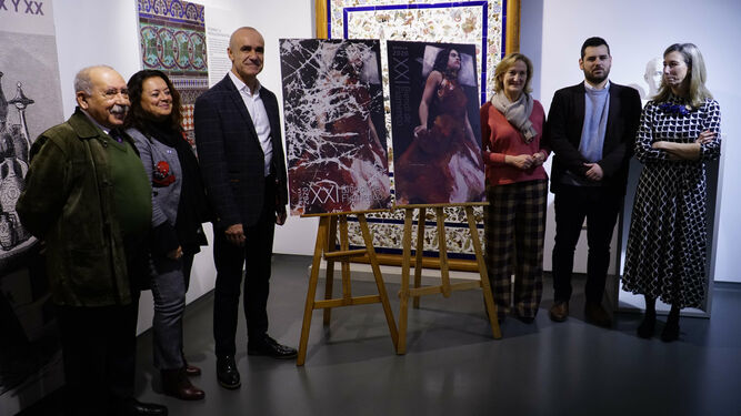 Las autoridades junto a la imagen de la Bienal creada por Lita Cabellut.