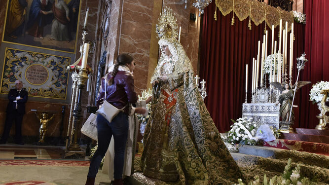 La Virgen de la Esperanza Macarena en besamanos.