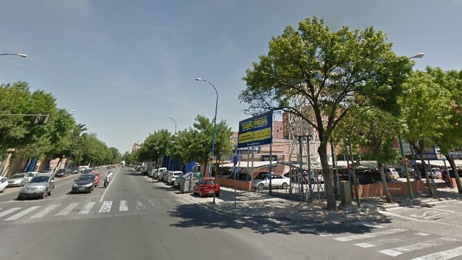La avenida de La Raza, cuyos almacenes más próximos a Reina Mercedes se sacarán a subasta.