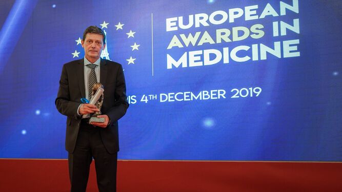 El doctor Francisco Marti, director médico de HLA Inmaculada, tras recoger el European Award in Medicine.