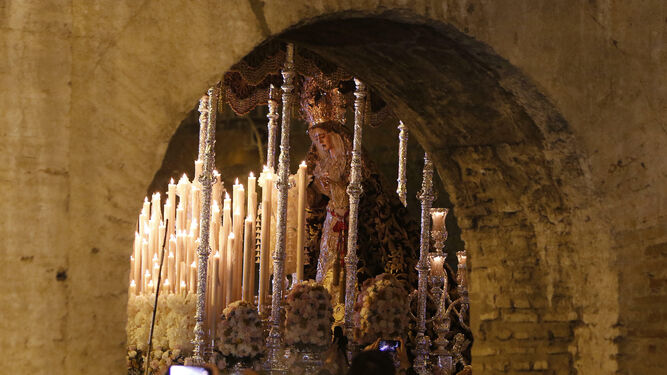 La Virgen de la Encarnación pasa junto a los Caños de Carmona