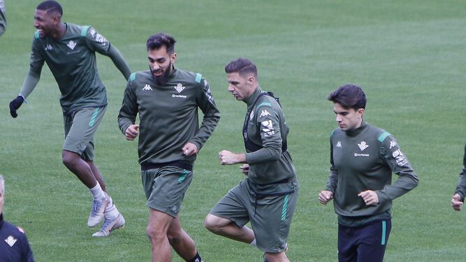 Emerson, Borja Iglesias, Joaquín y Canales, durante el entreno de este viernes.