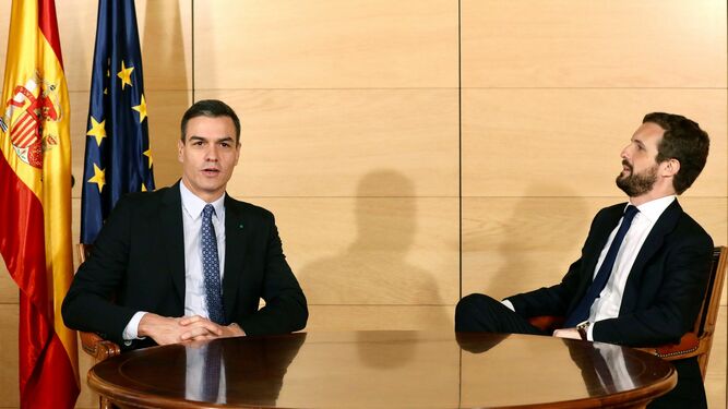 Reunión entre el presidente del Gobierno en funciones, Pedro Sánchez, y el líder del PP, Pablo Casado, este lunes en Madrid.