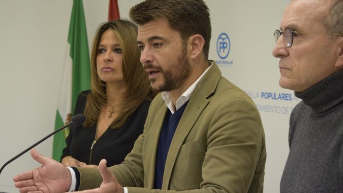 Beltrán Pérez durante la rueda de prensa en la sede del partido en el Ayuntamiento.