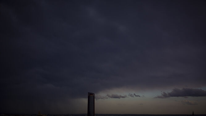 Formaci&oacute;n de la tormenta sobre la Torre Sevilla.