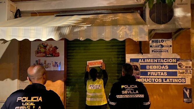 La Policía local precinta una tienda de comestibles por ruido y otras irregularidades.