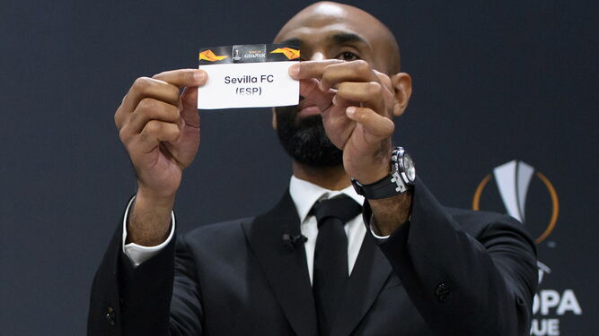 El ex sevillista Kanoute muestra el nombre del Sevilla durante el sorteo de la Europa League (EFE)