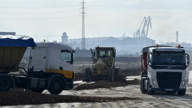Excavadoras y camiones trabajando en la construcción de los desvíos del Puente del Centenario en los suelos de Tablada, la semana pasada.