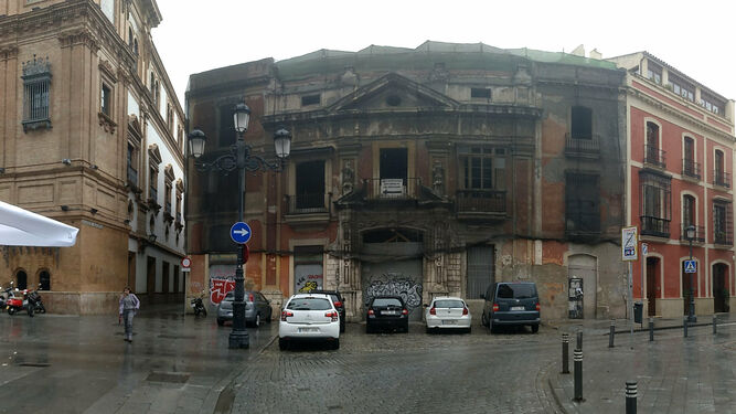 La fachada de la entrada principal de la Casa de la Moneda se encuentra prácticamente en ruinas.