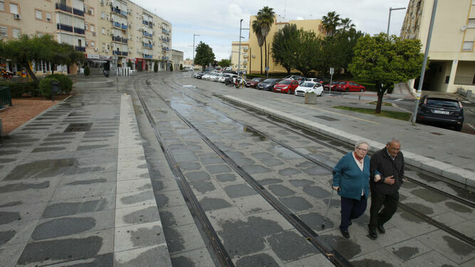 Una vista de las vías ya construidas en Alcalá de Guadaíra para el tranvía.