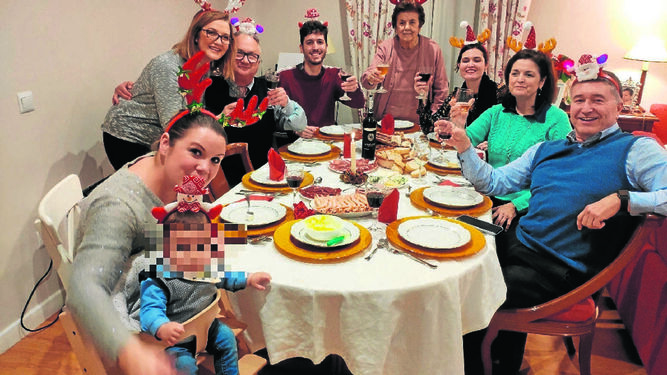 Una familia se dispone a vivir la cena de Nochebuena.
