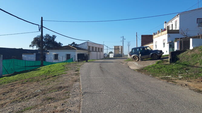 Inicio de la ruta. El camino deja atr&aacute;s las &uacute;ltimas casas de El Pedroso.