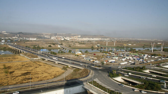Una vista del puente de entrada a Sevilla por la A-49 antes de que se construyera el Parque Vega de Triana.