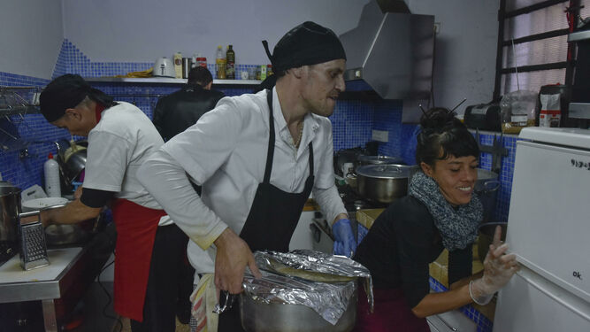 Los voluntarios que hacen la función de cocineros en el comedor social de la Casa Grande del Pumarejo.