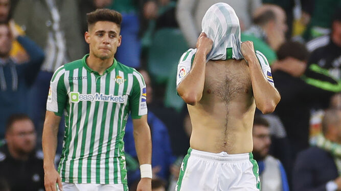 Canales se tapa la cara con la camiseta, lamentándose por la derrota ante el Atlético.
