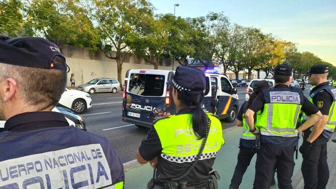 Agentes de la Policía Nacional y Local durante un operativo en Sevilla.