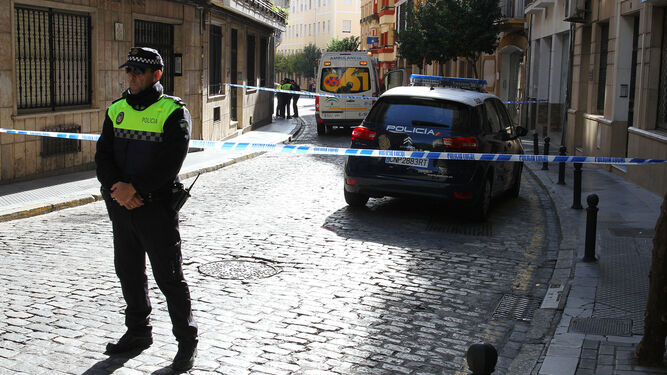 Un Policía Local de Huelva ante la escena de un suicidio en la calle Palos.º