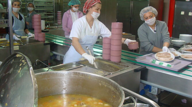 El servicio de cocina del Hospital Virgen del Rocío mientras elaboran los menús navideños.