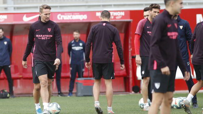 De Jong conduce un balón en un calentamiento previo a un entrenamiento del Sevilla.