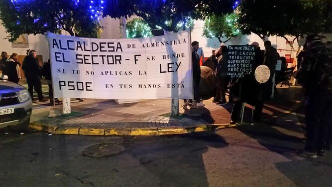 Pancartas y tiendas de campaña colocadas por vecinos del Sector F ante el Ayuntamiento de Almensilla.