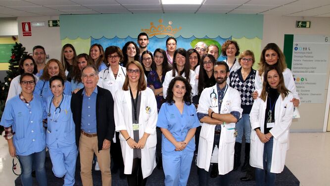 Personal del Hospital Virgen Macarena con los premiados en el Certamen de Cuentos Navideños Dr. Francisco Vela.