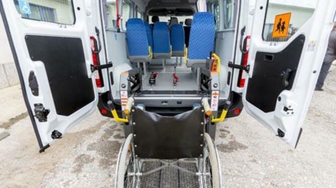 Una furgoneta preparada para el transporte adaptado de enfermos de esclerosis múltiple.