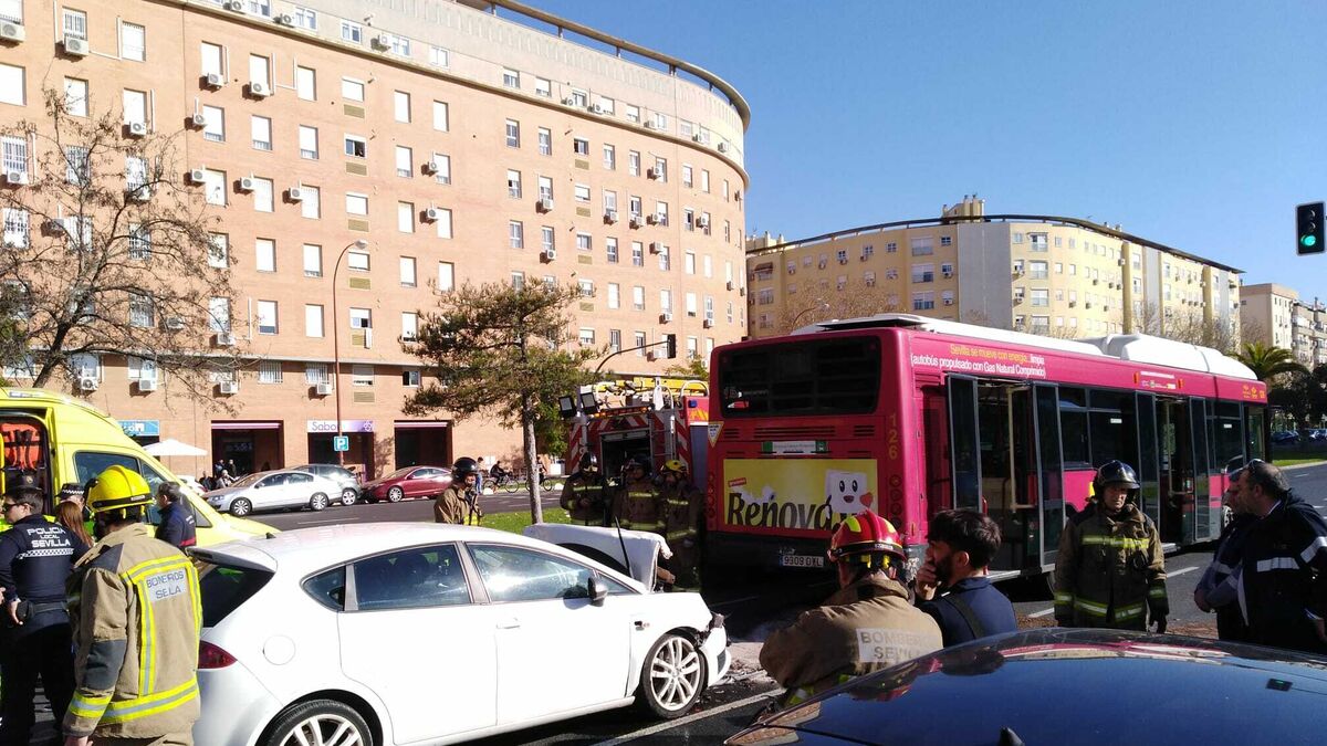 Un turismo colisiona contra un autobús de Tussam en la Avenida de las Ciencias