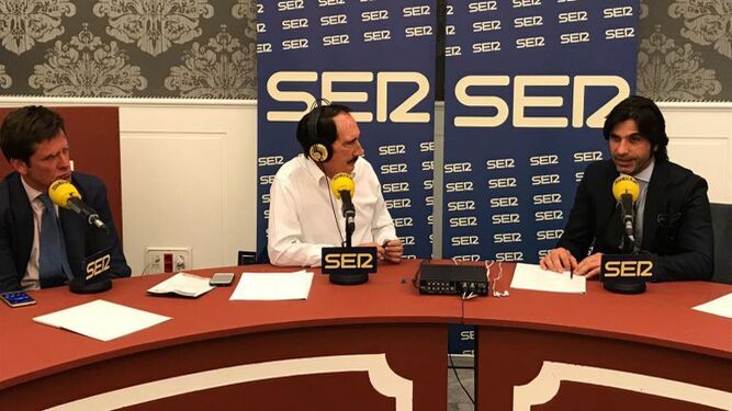 Manolo Molés en plena tertulia en Radio Sevilla