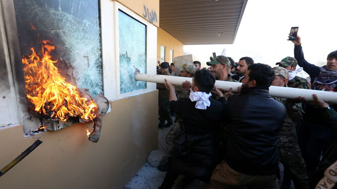 Miembros de Multitud Popular atacan el pasado martes la Embajada de Estados Unidos en Bagdad.
