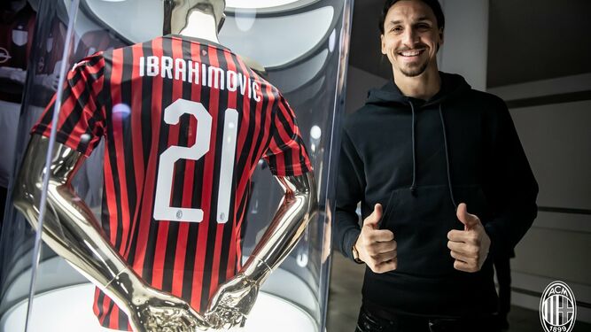 Ibrahimovic con la camiseta que lucirá en el Milan