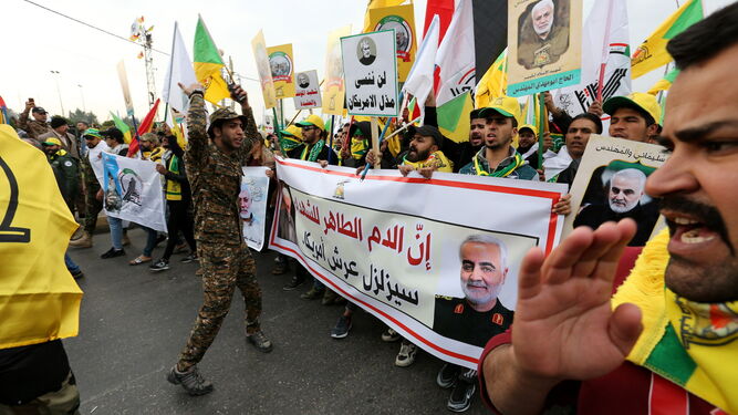 Miles de manifestantes acompañaron ayer el féretro del general Soleimani por el centro de Bagdad.