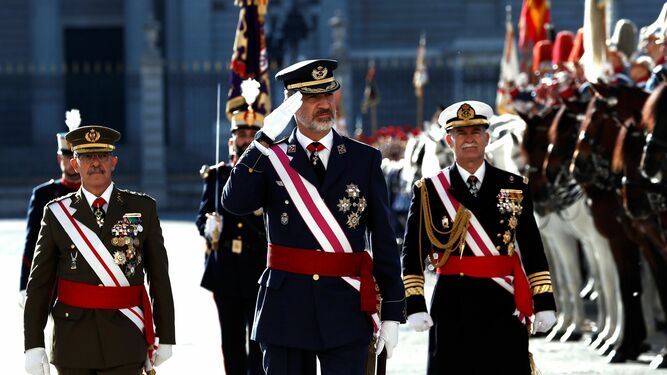 El rey de España Felipe VI pasa revista a la Guardia Real en el acto celebrado el pasado año.