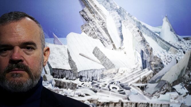 Ángel Pantoja frente a 'su' 'Mar de hielo'.