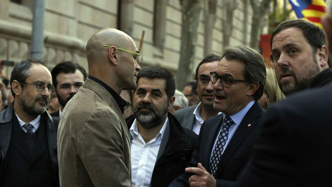 Artur Mas saluda a Raül Romeva , en presencia de Oriol Junqueras y Jordi Sànchez.