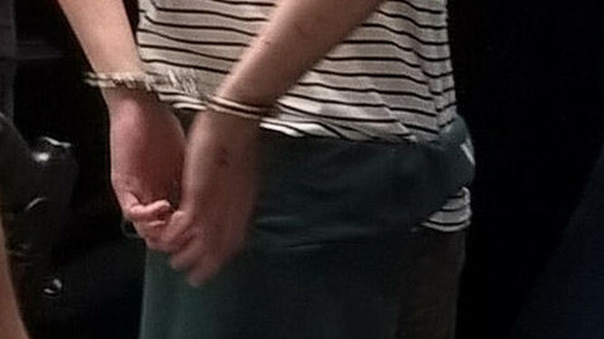 Detalle de las manos esposadas de una detenido.
