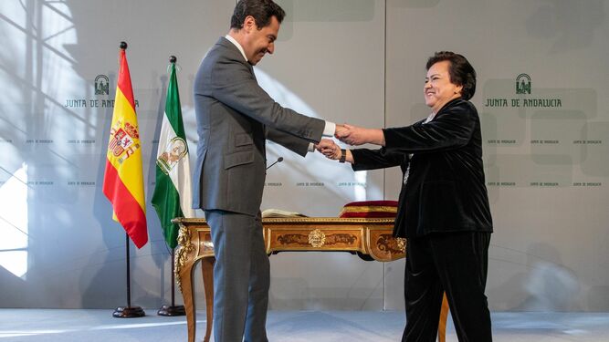 Juanma Moreno felicita a la presidenta del Consejo Consultivo de Andalucía, María Jesús Gallardo.
