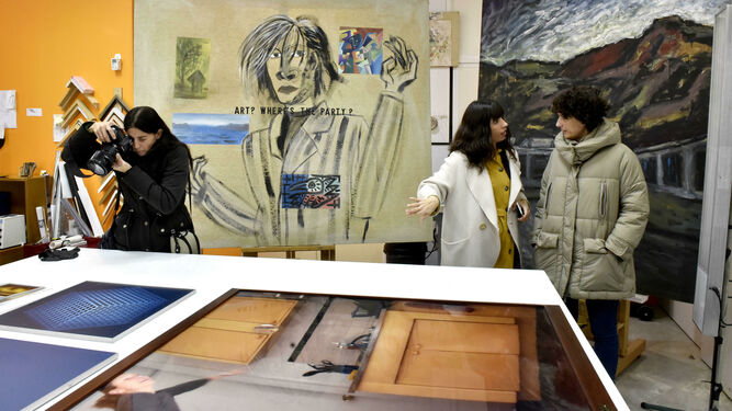 Obras de Rafael Agredano, Patricio Cabrera, Monika Buch y Cristina Lucas, en el taller de restauración del CAAC.