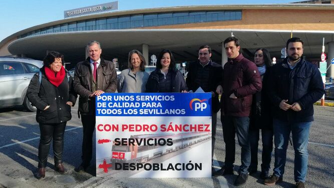 Virginia Pérez con el senador José Luis Sanz, la diputada Sol Guzmán y representantes del PP en la Diputación, ante la estación de Santa Justa.